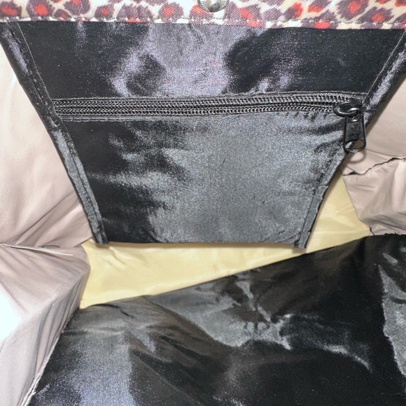 LEOPARD PRINT โญ๏ธ TOTE BRAG BAG, w/ Photo Holders and attached change purse, NWT - Picture 5 of 6